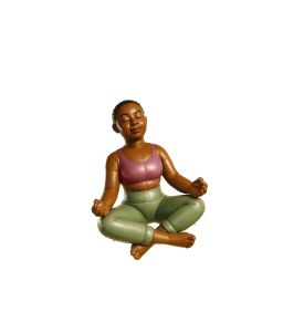 Mulher sentada com roupas esportivas, sem sapatos, em pose de ioga.